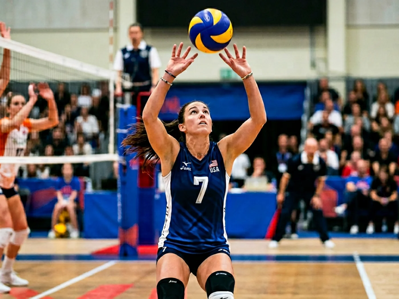 مدرب فوليويف أثليتيك يشرح خطة التدريب للاعبين خلال حصة تكتيكية